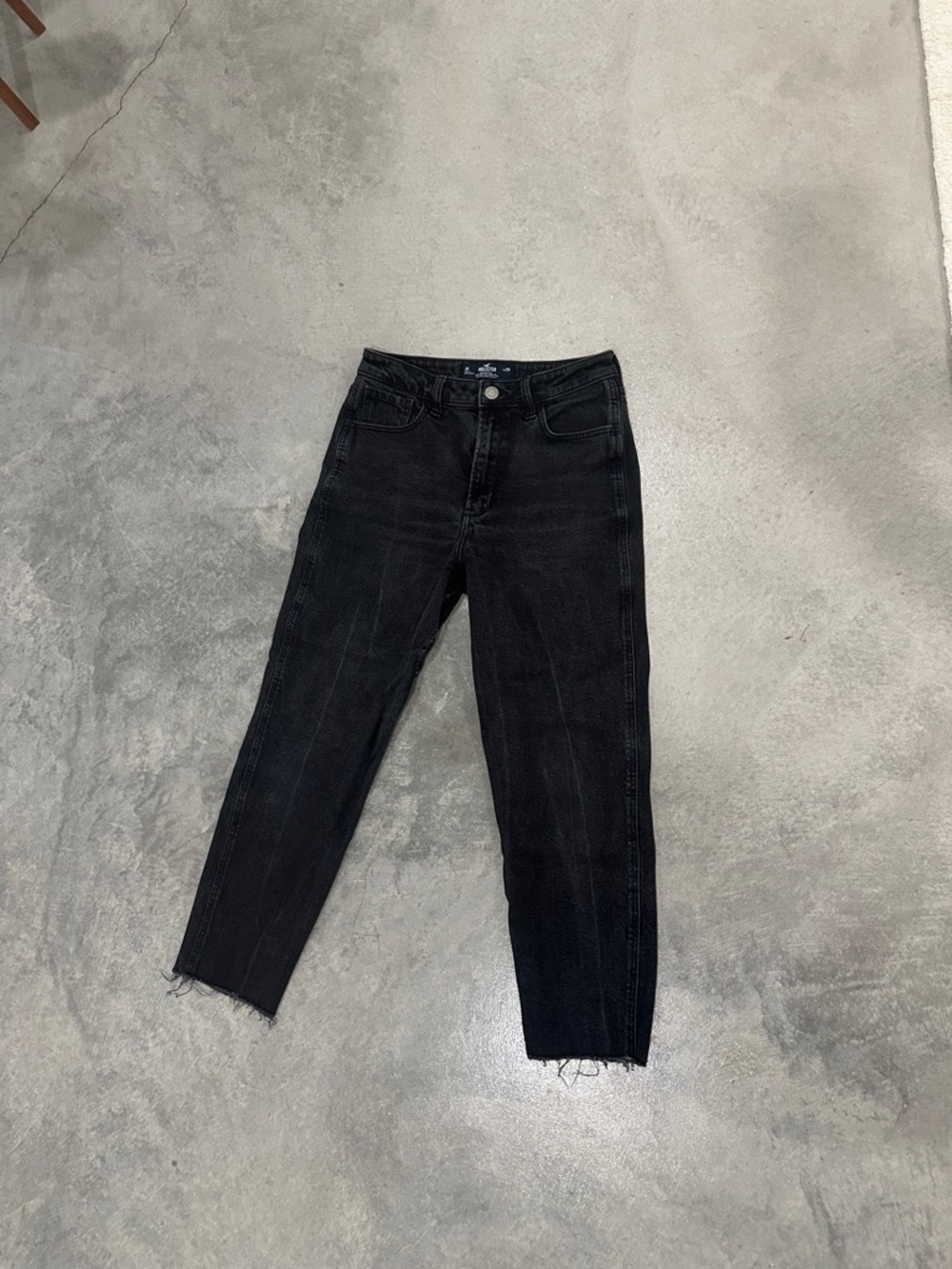 Hollister Ultra High-Rise Mom Jeans in Washed Black